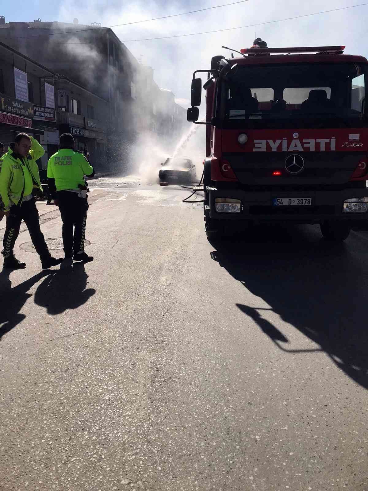 Sakarya’nın Akyazı ilçesinde seyir halindeki otomobil alev topuna döndü. İtfaiyenin müdahalesiyle söndürülen yangın cep telefonu kamerasıyla ...