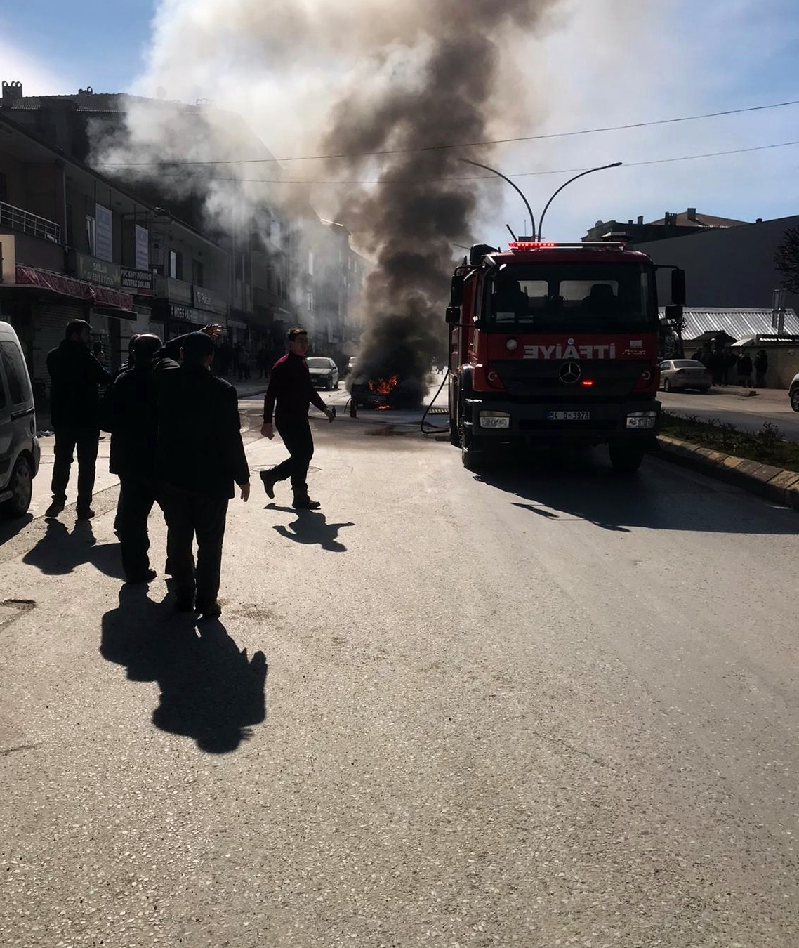 Sakarya’nın Akyazı ilçesinde seyir halindeki otomobil alev topuna döndü. İtfaiyenin müdahalesiyle söndürülen yangın cep telefonu kamerasıyla ...