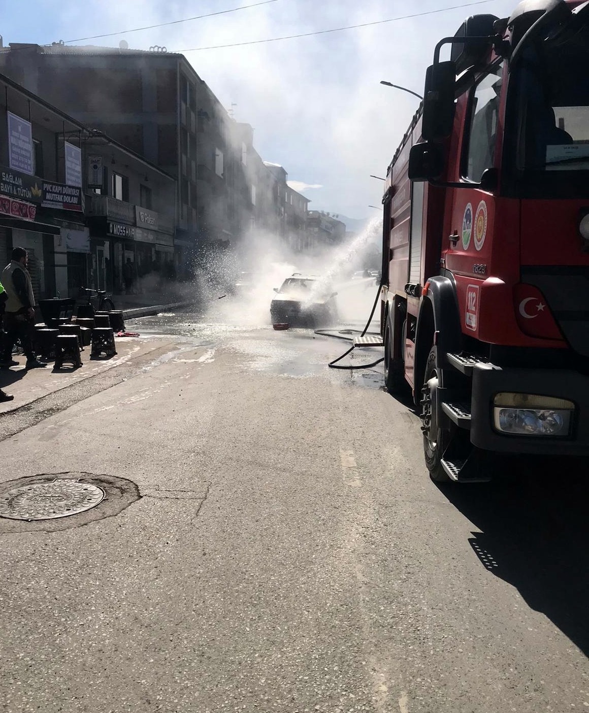 Sakarya’nın Akyazı ilçesinde seyir halindeki otomobil alev topuna döndü. İtfaiyenin müdahalesiyle söndürülen yangın cep telefonu kamerasıyla ...