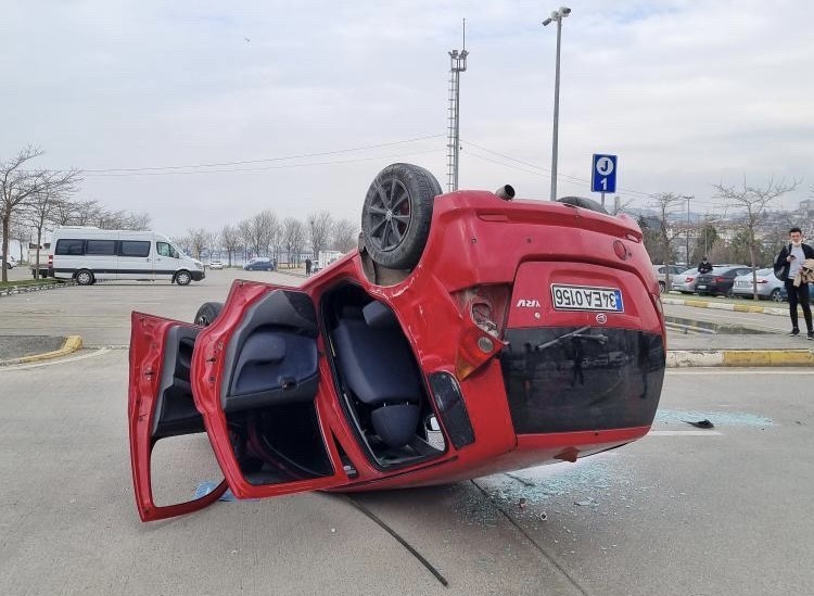 Kocaeli’de sahil kenarındaki otoparkta iki otomobilin çarpışması neticesinde kaza meydana geldi. Otomobillerden birinin takla atarak durabildiği ...