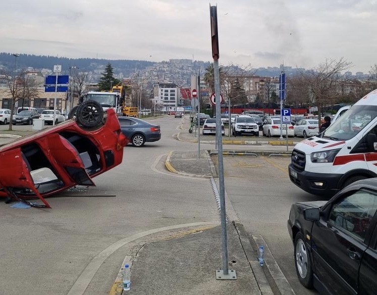 Kocaeli’de sahil kenarındaki otoparkta iki otomobilin çarpışması neticesinde kaza meydana geldi. Otomobillerden birinin takla atarak durabildiği ...