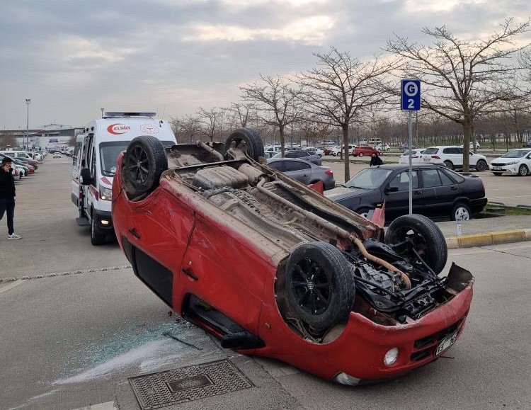 Kocaeli’de sahil kenarındaki otoparkta iki otomobilin çarpışması neticesinde kaza meydana geldi. Otomobillerden birinin takla atarak durabildiği ...