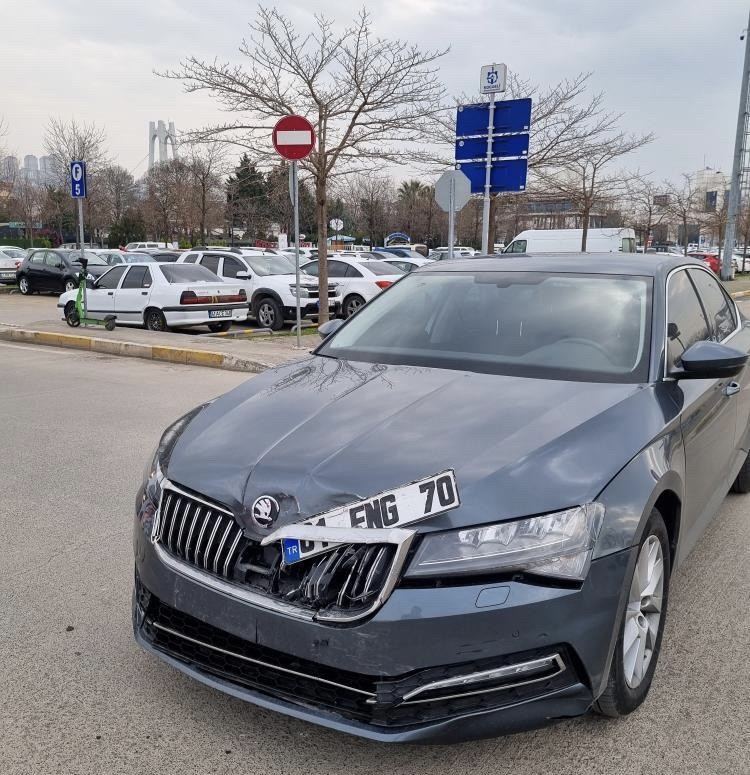 Kocaeli’de sahil kenarındaki otoparkta iki otomobilin çarpışması neticesinde kaza meydana geldi. Otomobillerden birinin takla atarak durabildiği ...