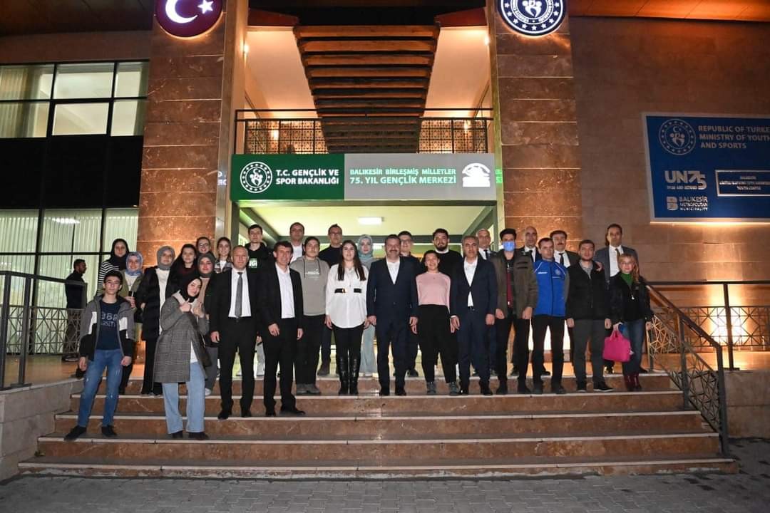 Balıkesir Büyükşehir Belediye Başkanı Yücel Yılmaz, gençlerle oldukça yüksek enerjili, bol muhabbetli bir buluşma gerçekleştirdi. Balıkesir ...