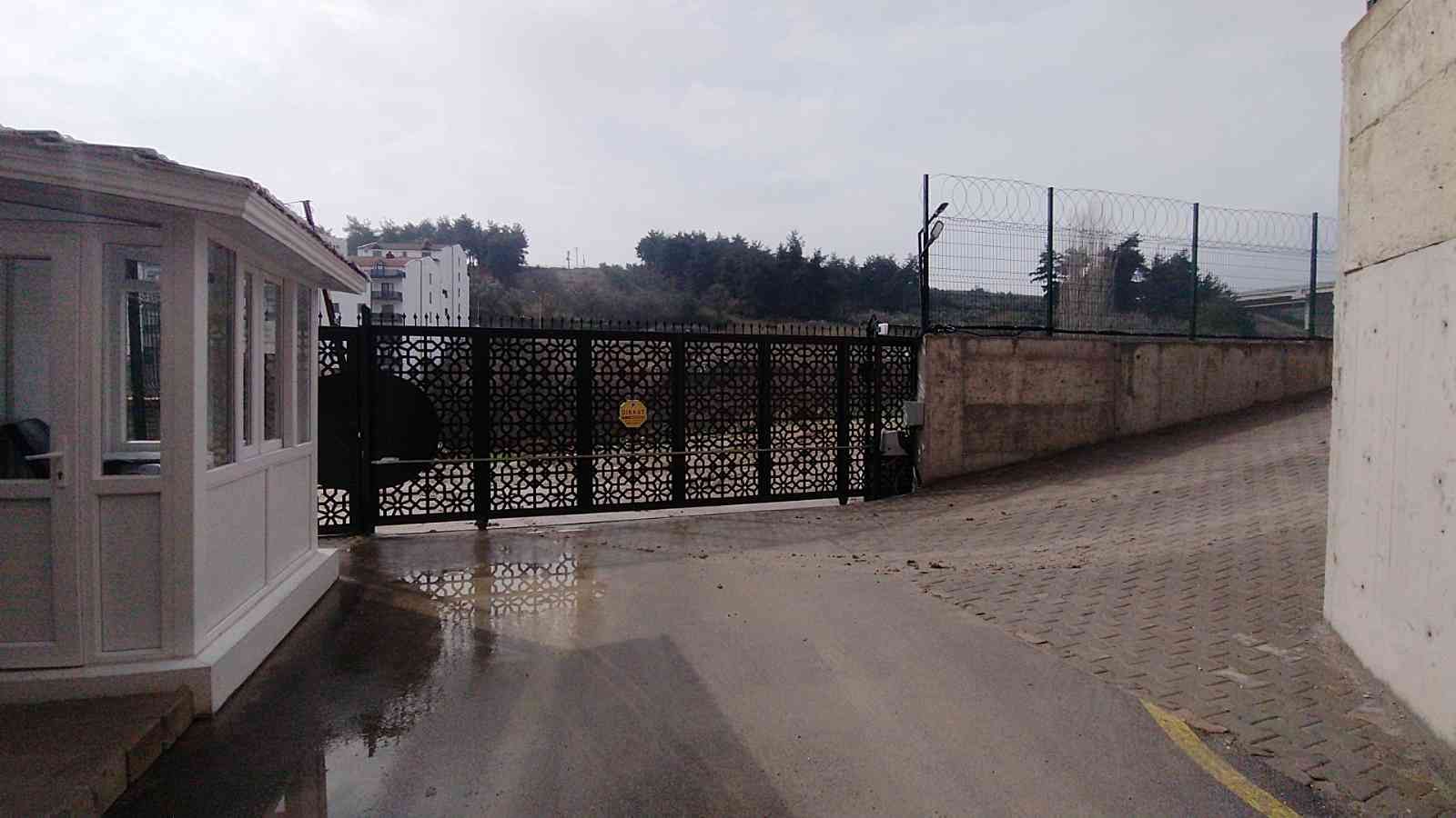 Bursa’da bir sitenin bahçesine elindeki döner bıçağıyla giren bir kişi, çıktığı 5.kattan balkon demirlerine tutunarak aşağıya indi. Örümcek adamı ...