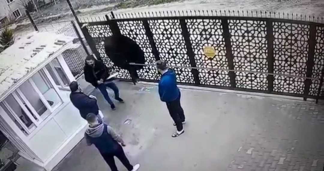 Bursa’da bir sitenin bahçesine elindeki döner bıçağıyla giren bir kişi, çıktığı 5.kattan balkon demirlerine tutunarak aşağıya indi. Örümcek adamı ...