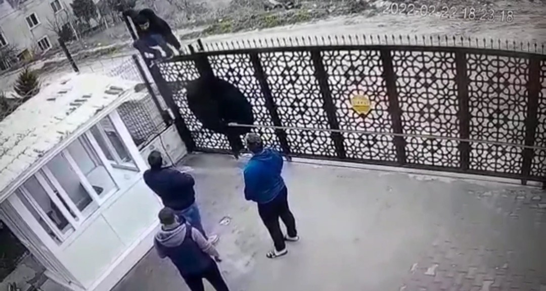 Bursa’da bir sitenin bahçesine elindeki döner bıçağıyla giren bir kişi, çıktığı 5.kattan balkon demirlerine tutunarak aşağıya indi. Örümcek adamı ...