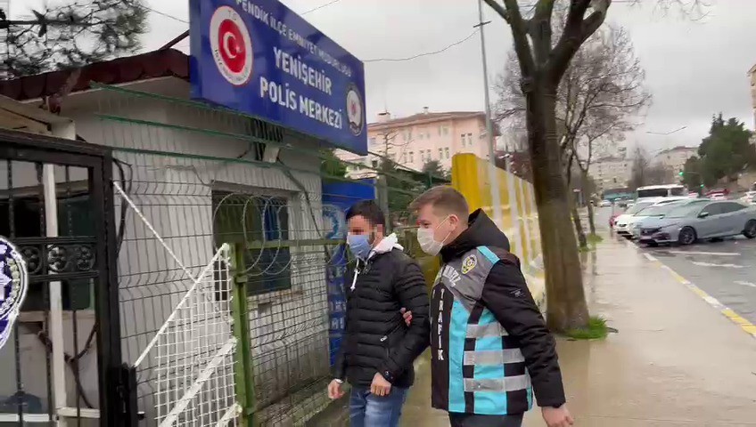 Pendik’te aracıyla makas atıp trafiği tehlikeye düşüren şahıs o anları sosyal medya hesabı üzerinden paylaştı. Sivil Trafik ekipleri sosyal medya ...