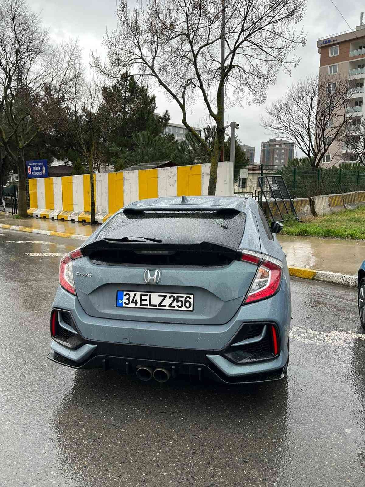 Pendik’te aracıyla makas atıp trafiği tehlikeye düşüren şahıs o anları sosyal medya hesabı üzerinden paylaştı. Sivil Trafik ekipleri sosyal medya ...