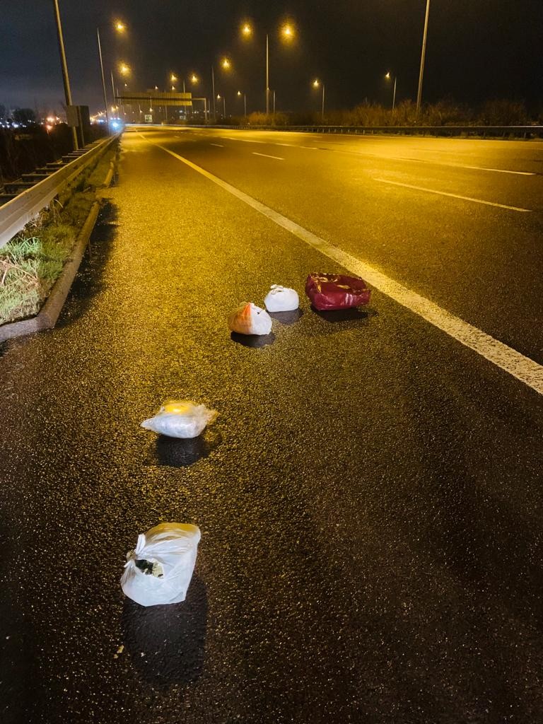 Osman Gazi Köprüsü Yalova gişelerinde polisin dur ihtarına uymayan otomobil sürücüsü kovalamaca sonucu yakalanırken kaçarken yola attığı 5 kilo ...