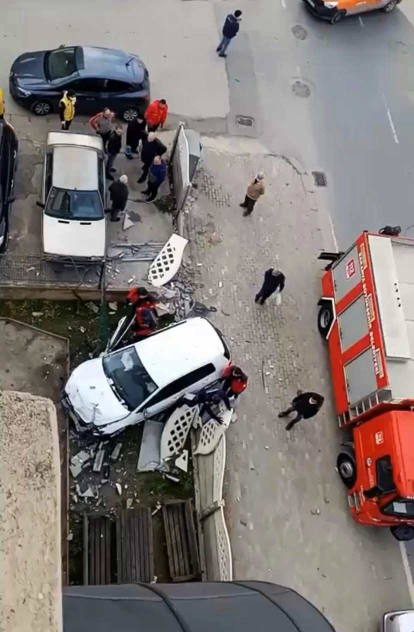 Sakarya’nın Adapazarı ilçesinde sağlık personelinin kontrolünden çıkan otomobil, binanın duvarına çarparak durabildi. Kazada sağlık çalışanı ...