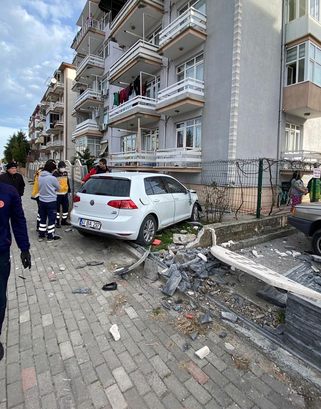 Sakarya’nın Adapazarı ilçesinde sağlık personelinin kontrolünden çıkan otomobil, binanın duvarına çarparak durabildi. Kazada sağlık çalışanı ...