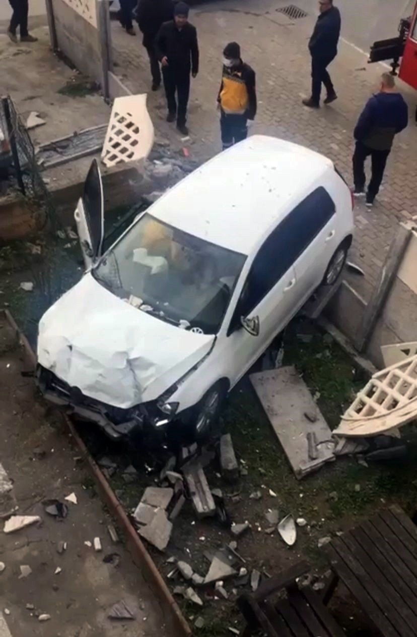 Sakarya’nın Adapazarı ilçesinde sağlık personelinin kontrolünden çıkan otomobil, binanın duvarına çarparak durabildi. Kazada sağlık çalışanı ...