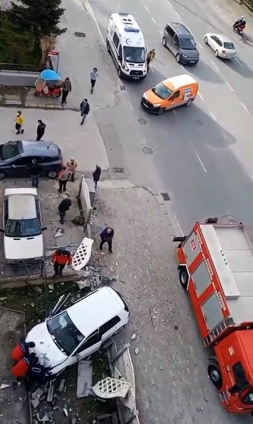 Sakarya’nın Adapazarı ilçesinde sağlık personelinin kontrolünden çıkan otomobil, binanın duvarına çarparak durabildi. Kazada sağlık çalışanı ...