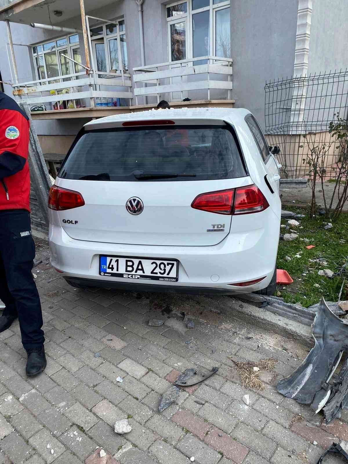 Sakarya’nın Adapazarı ilçesinde sağlık personelinin kontrolünden çıkan otomobil, binanın duvarına çarparak durabildi. Kazada sağlık çalışanı ...