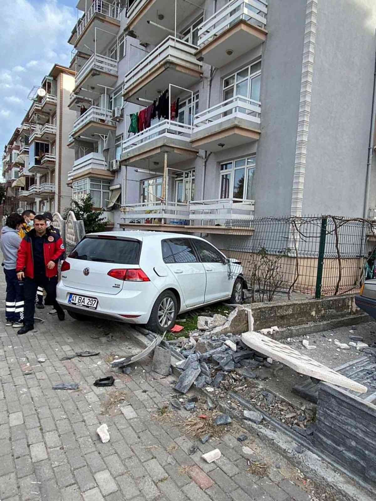 Sakarya’nın Adapazarı ilçesinde sağlık personelinin kontrolünden çıkan otomobil, binanın duvarına çarparak durabildi. Kazada sağlık çalışanı ...