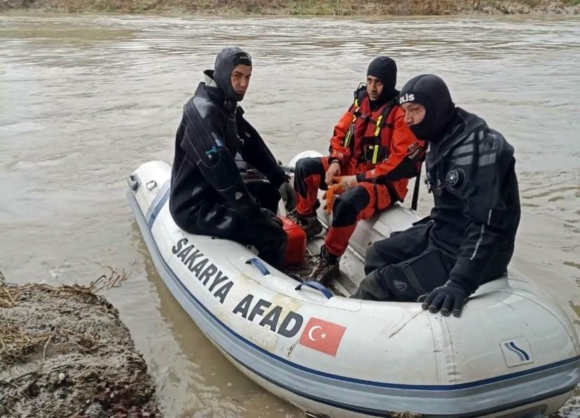 Sakarya’nın Adapazarı ilçesinde girdiği nehirde kaybolan 31 yaşındaki Salih Şimşek’i bulabilmek için 11’inci günde de ekiplerin çalışması sürüyor ...