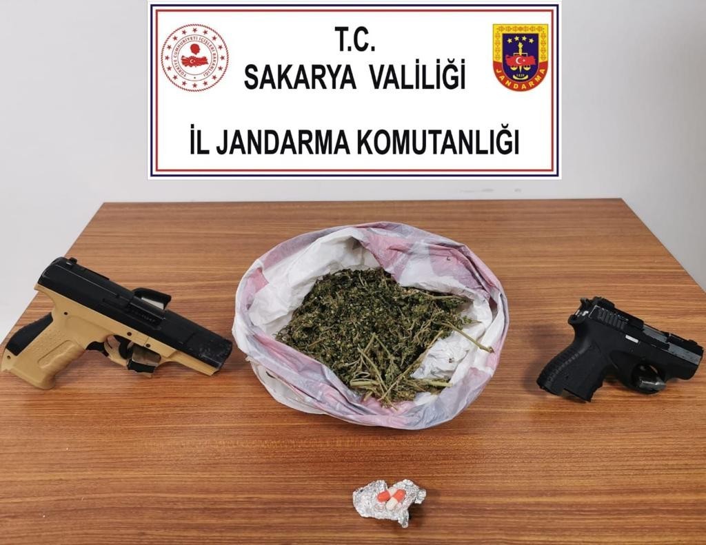 Sakarya’da jandarma ekiplerince 3 ilçede düzenlenen uyuşturucu operasyonlarında toplam 3 kilo 250 gram uyuşturucu madde ele geçirilirken konuya ...