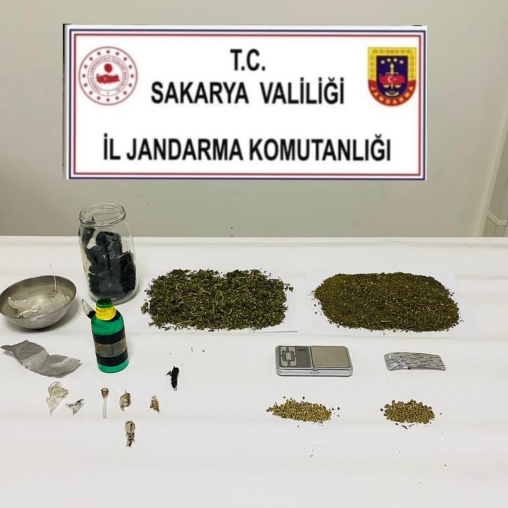 Sakarya’da jandarma ekiplerince 3 ilçede düzenlenen uyuşturucu operasyonlarında toplam 3 kilo 250 gram uyuşturucu madde ele geçirilirken konuya ...