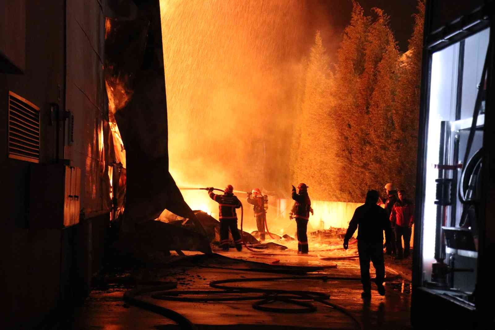 Sakarya’nın Söğütlü ilçesinde bulunan Organize Sanayi Bölgesi içerisindeki ambalaj fabrikası alev alev yanıyor. Bölgeye çok sayıda sevk edilen ...