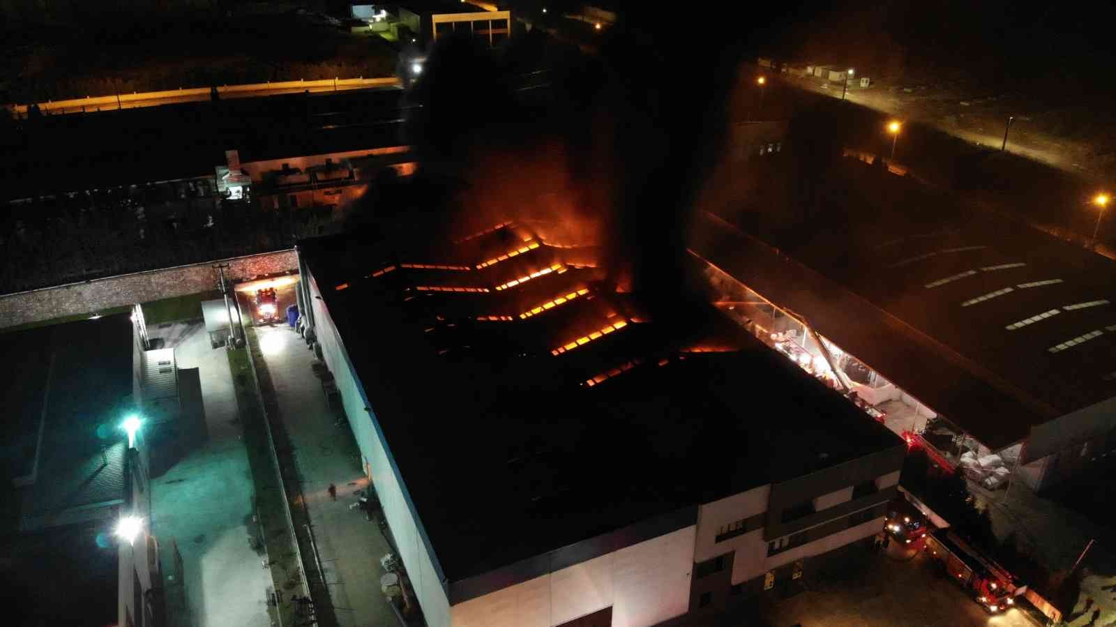 Sakarya’nın Söğütlü ilçesinde bulunan Organize Sanayi Bölgesi içerisindeki ambalaj fabrikası alev alev yanıyor. Bölgeye çok sayıda sevk edilen ...