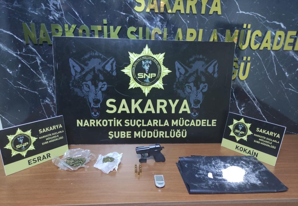 Sakarya’da polis ekiplerince uyuşturucu satıcılarına yönelik gerçekleştirilen operasyonda 94 gram kokain ele geçirilirken gözaltına alınan iki ...