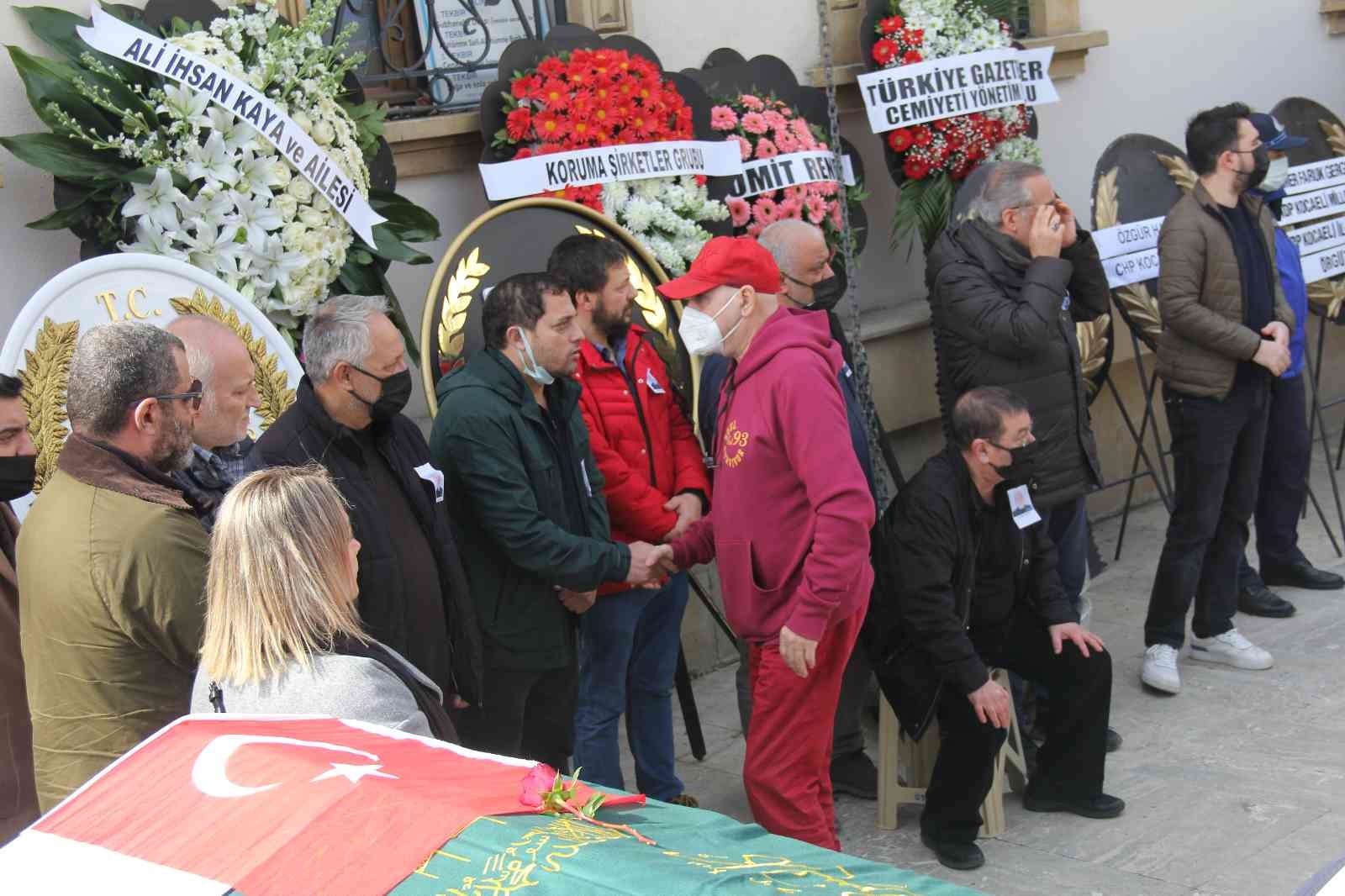 Kocaeli’de dün ofisinde uğradığı silahlı saldırı neticesinde hayatını kaybeden gazeteci Güngör Arslan, son yolculuğuna uğurlandı. Dün İzmit ...