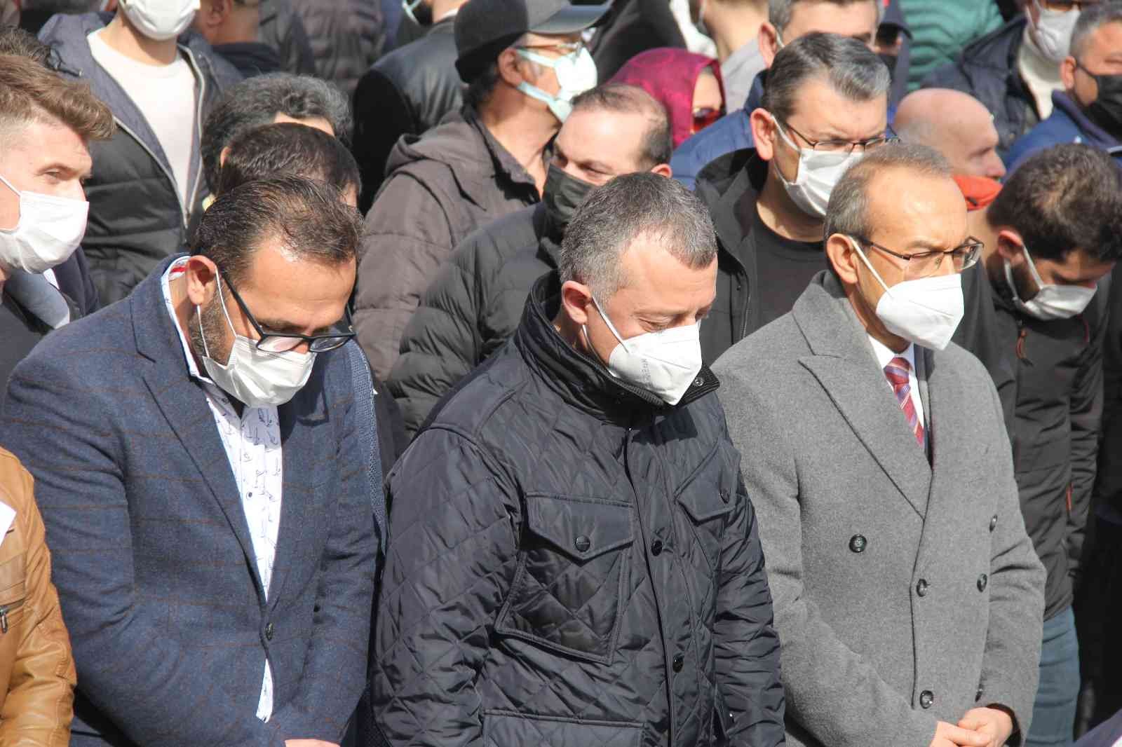 Kocaeli’de dün ofisinde uğradığı silahlı saldırı neticesinde hayatını kaybeden gazeteci Güngör Arslan, son yolculuğuna uğurlandı. Dün İzmit ...