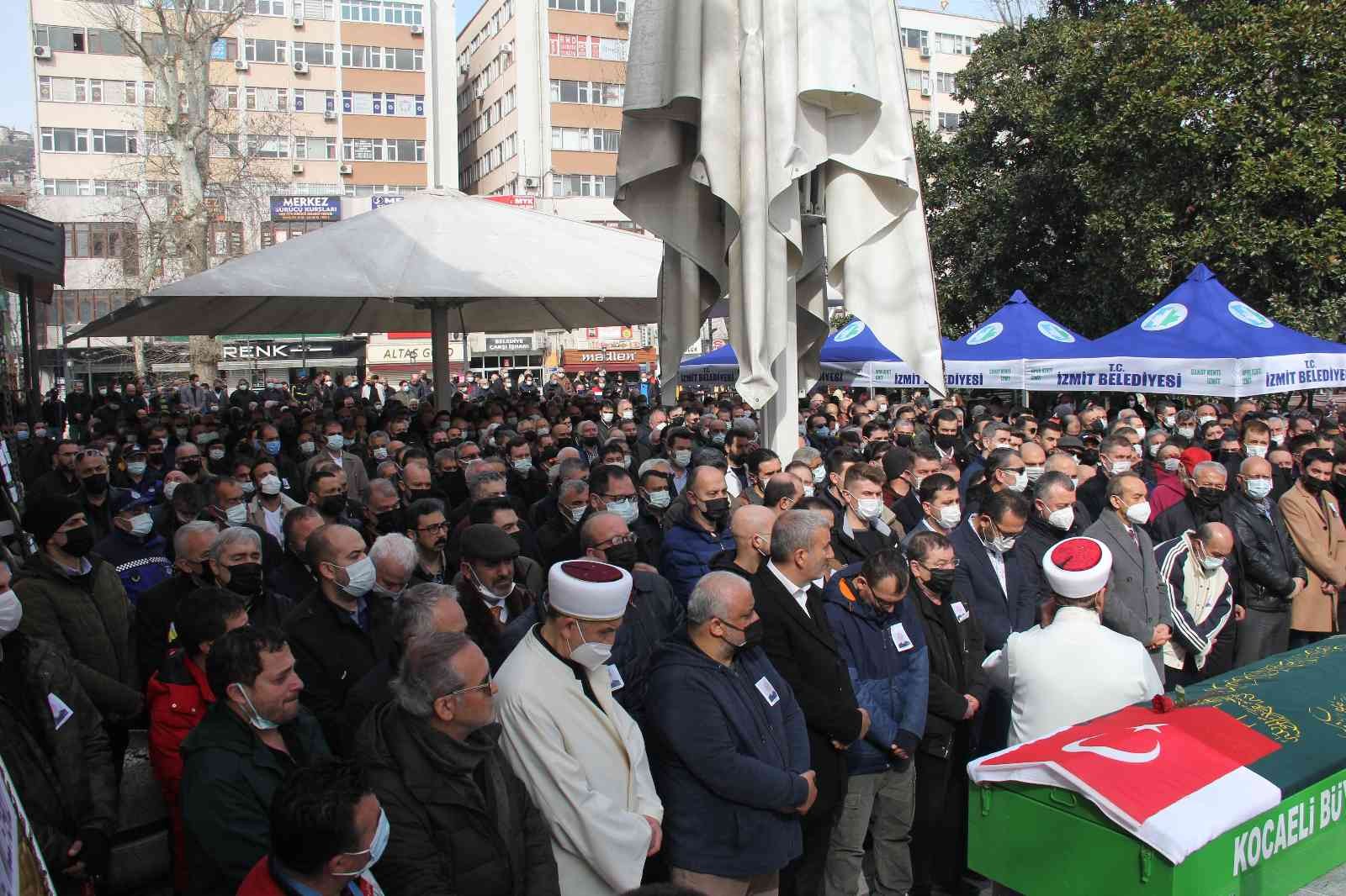 Kocaeli’de dün ofisinde uğradığı silahlı saldırı neticesinde hayatını kaybeden gazeteci Güngör Arslan, son yolculuğuna uğurlandı. Dün İzmit ...