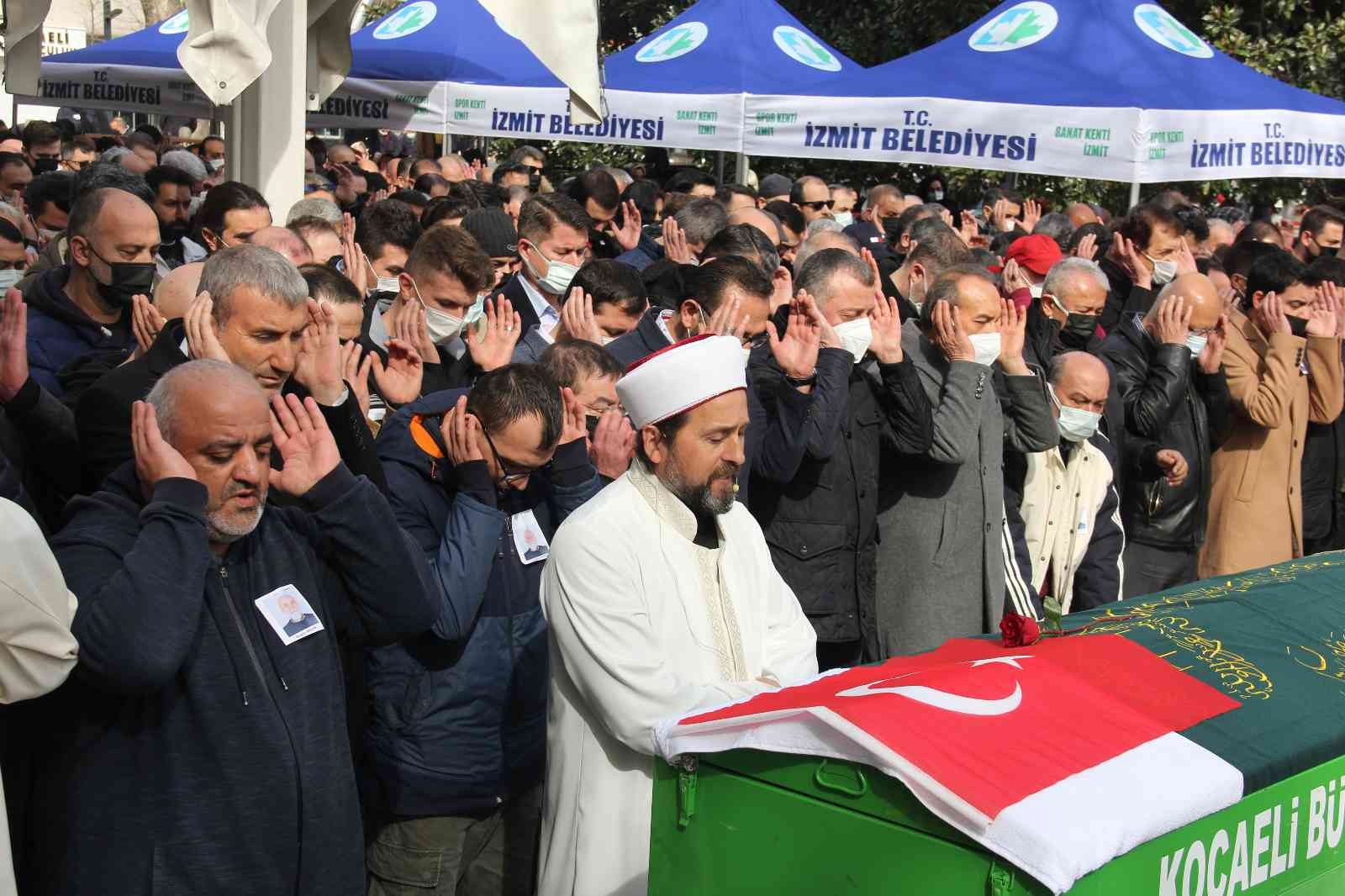 Kocaeli’de dün ofisinde uğradığı silahlı saldırı neticesinde hayatını kaybeden gazeteci Güngör Arslan, son yolculuğuna uğurlandı. Dün İzmit ...