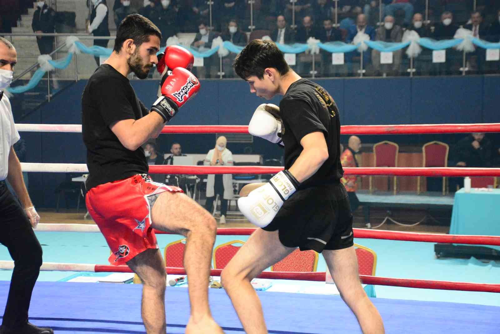 Kocaeli’de düzenlenen Büyükler Profesyonel Kick Boks Türkiye Şampiyonası’na katılan Türkiye Kick Boks Federasyonu Başkanı Salim Kayıcı, "Türkiye ...