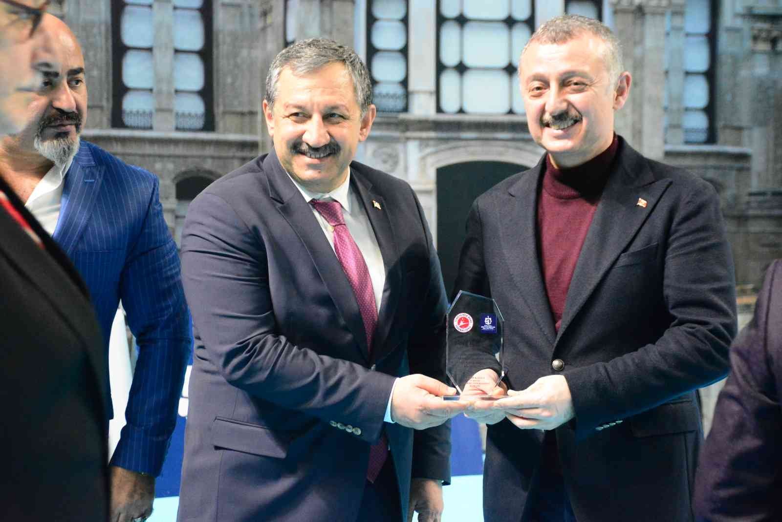 Kocaeli’de düzenlenen Büyükler Profesyonel Kick Boks Türkiye Şampiyonası’na katılan Türkiye Kick Boks Federasyonu Başkanı Salim Kayıcı, "Türkiye ...