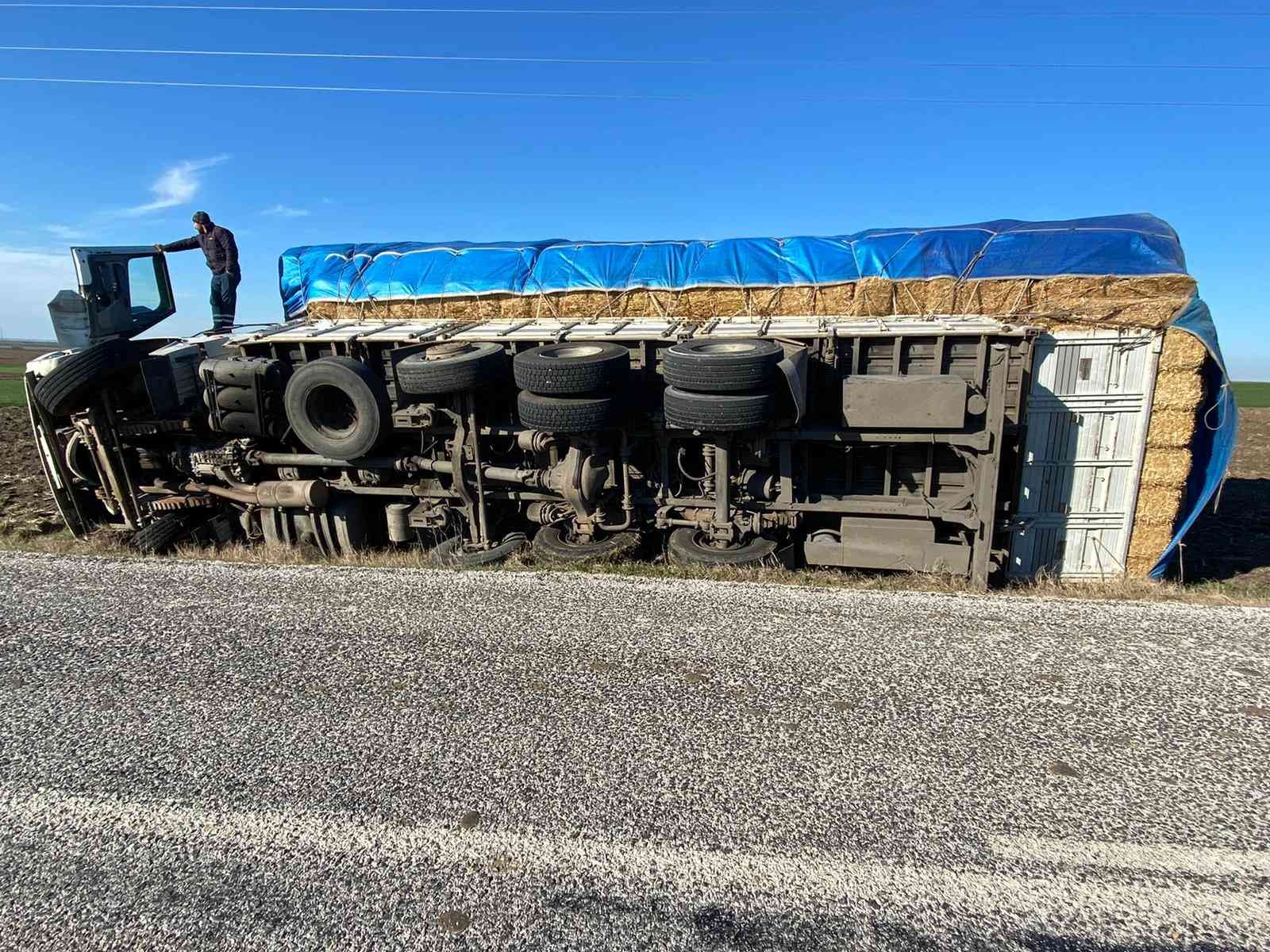 Tekirdağ’ın Muratlı ilçesinde saman yüklü kamyon devrildi. Olay, saat 16.00 sıralarında Muratlı’nın Arzulu Mahallesi’nde meydana geldi ...