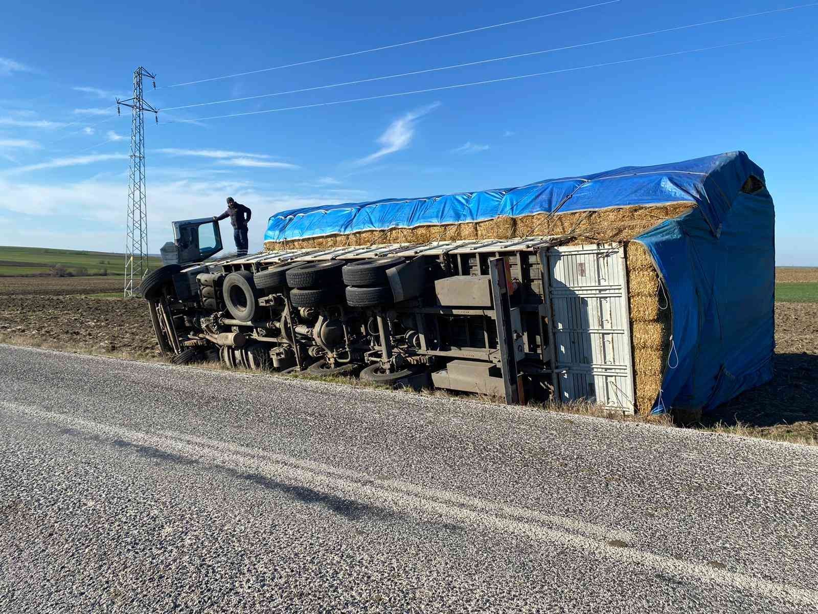 Tekirdağ’ın Muratlı ilçesinde saman yüklü kamyon devrildi. Olay, saat 16.00 sıralarında Muratlı’nın Arzulu Mahallesi’nde meydana geldi ...