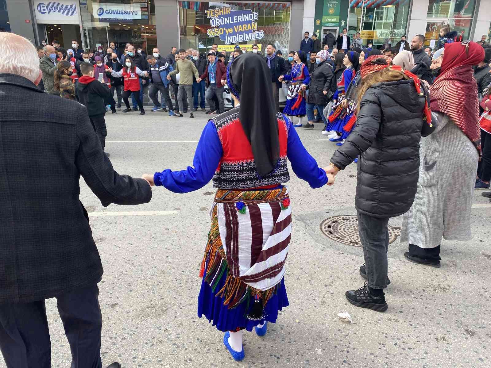 Sancaktepe Belediyesi ve Sancaktepe Trabzonlular Derneği’nin 4’üncüsünü düzenlediği Hamsi Festivali’nde vatandaşlara 7 ton hamsi ikram edildi ...