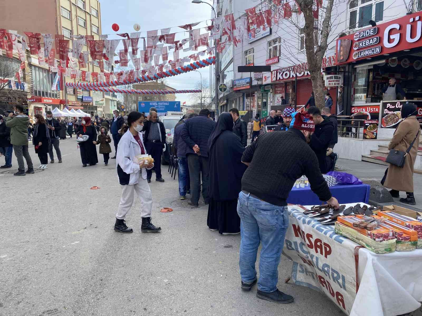 Sancaktepe Belediyesi ve Sancaktepe Trabzonlular Derneği’nin 4’üncüsünü düzenlediği Hamsi Festivali’nde vatandaşlara 7 ton hamsi ikram edildi ...