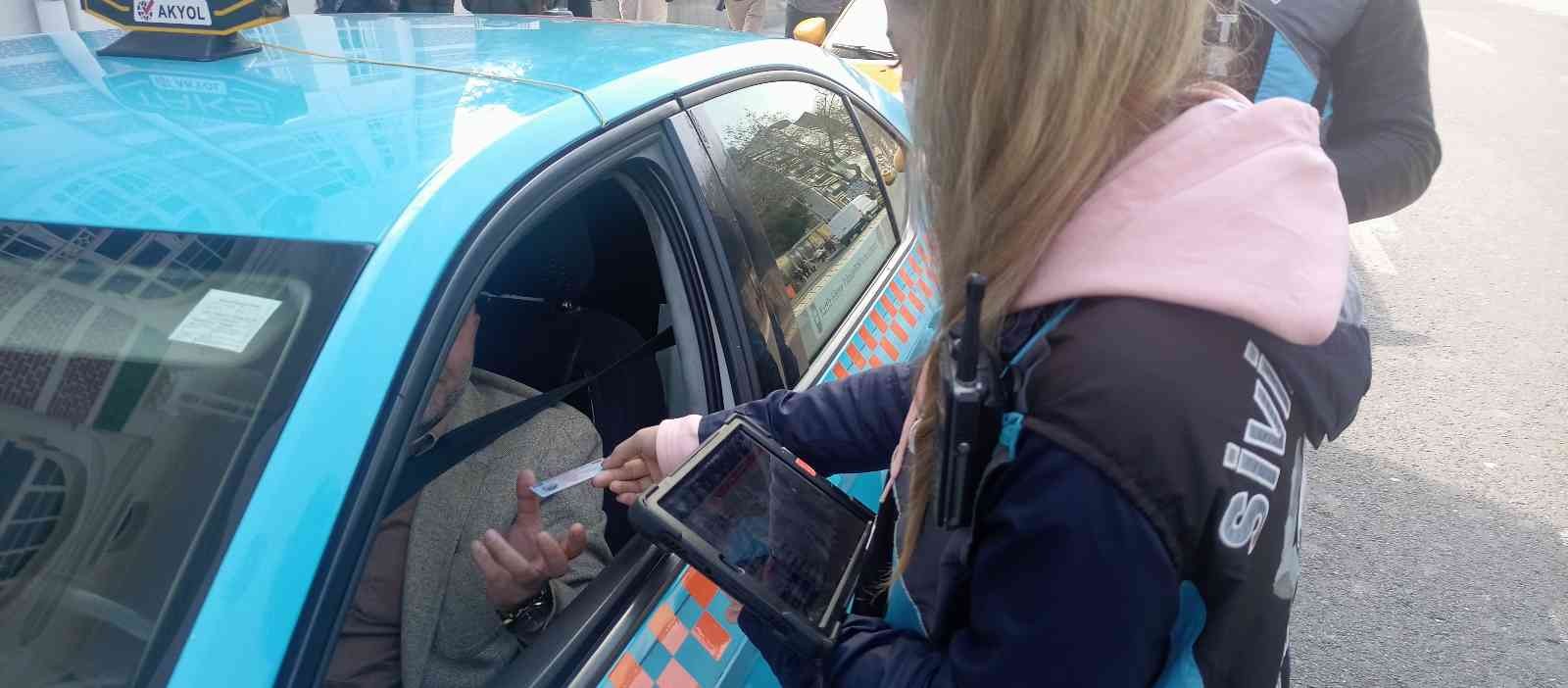 Şişli’de sivil trafik polisleri tarafından ticari taksilere yönelik denetimi yapıldı. Denetimde çok sayıda taksi şoförüne kemer takmadığı için ...