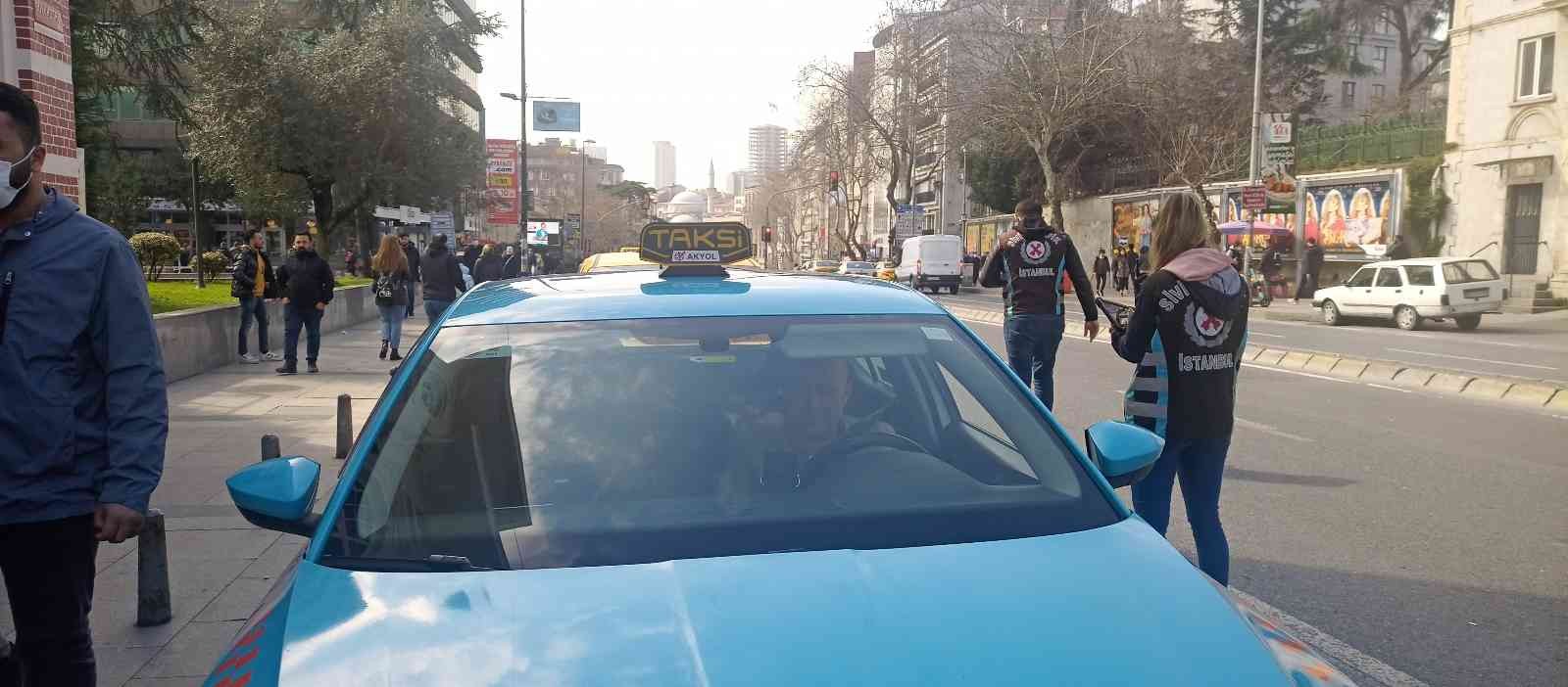 Şişli’de sivil trafik polisleri tarafından ticari taksilere yönelik denetimi yapıldı. Denetimde çok sayıda taksi şoförüne kemer takmadığı için ...