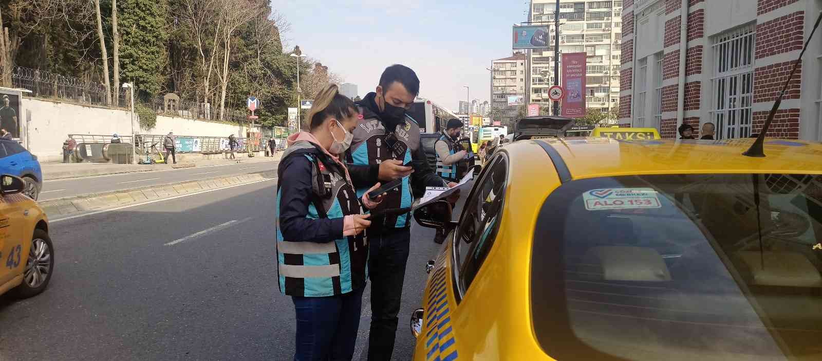 Şişli’de sivil trafik polisleri tarafından ticari taksilere yönelik denetimi yapıldı. Denetimde çok sayıda taksi şoförüne kemer takmadığı için ...