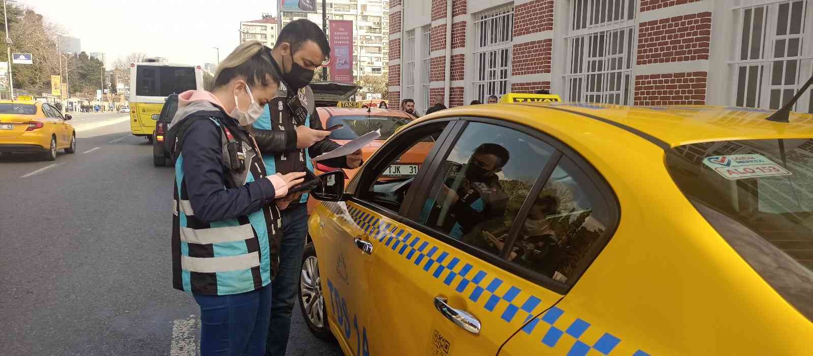 Şişli’de sivil trafik polisleri tarafından ticari taksilere yönelik denetimi yapıldı. Denetimde çok sayıda taksi şoförüne kemer takmadığı için ...