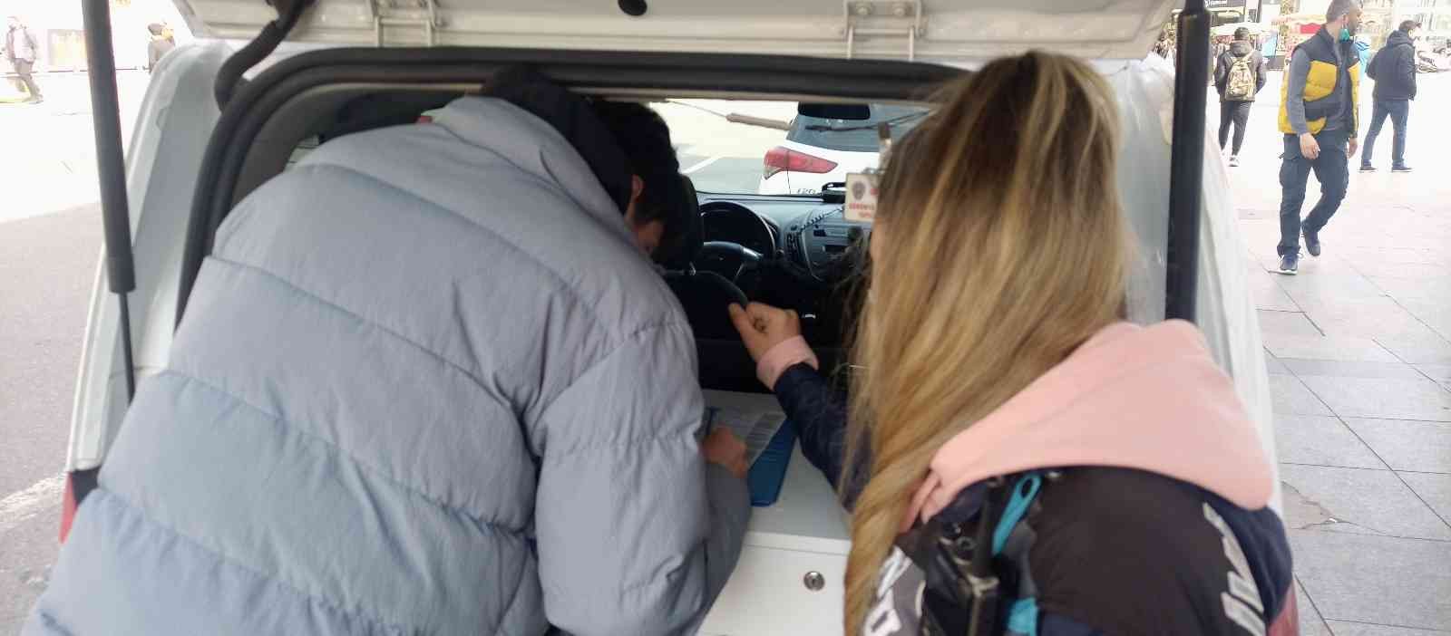 Şişli’de sivil trafik polisleri tarafından ticari taksilere yönelik denetimi yapıldı. Denetimde çok sayıda taksi şoförüne kemer takmadığı için ...