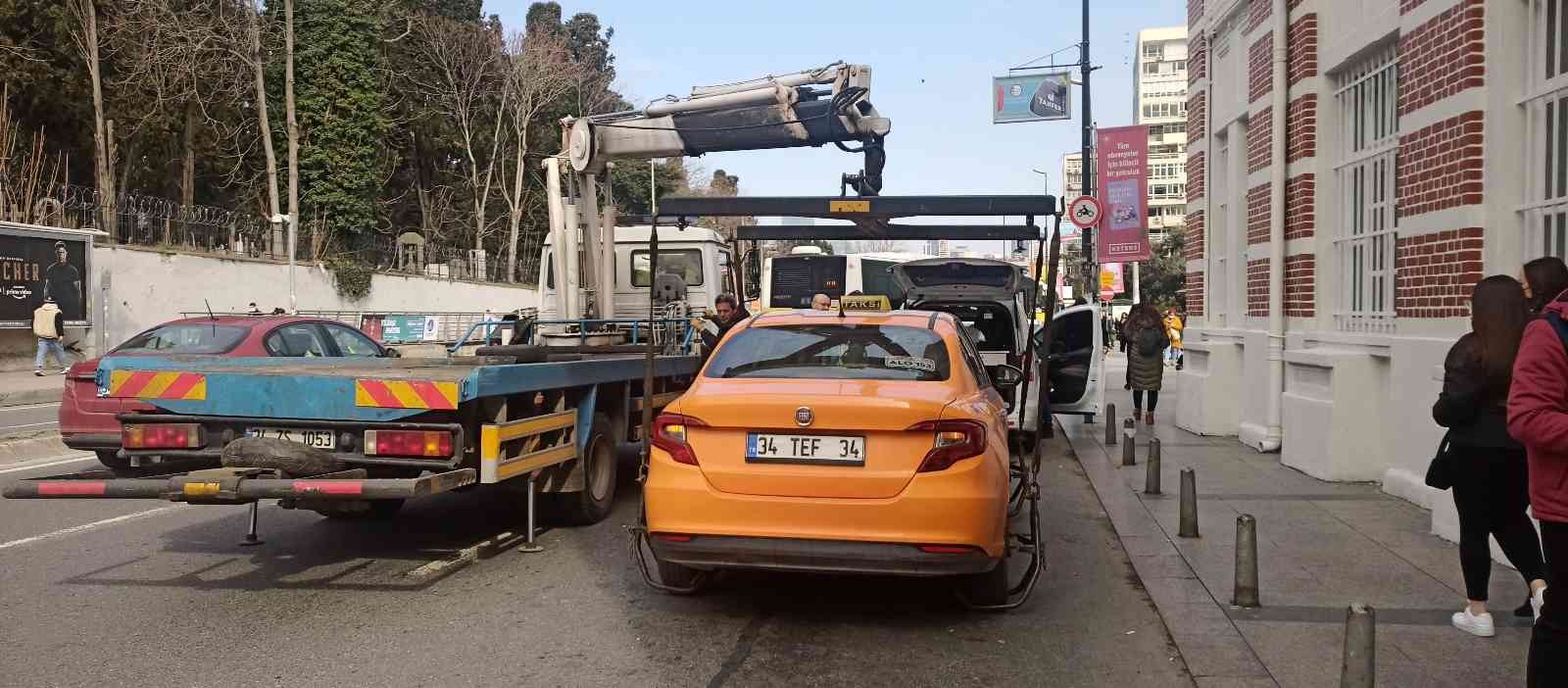 Şişli’de sivil trafik polisleri tarafından ticari taksilere yönelik denetimi yapıldı. Denetimde çok sayıda taksi şoförüne kemer takmadığı için ...