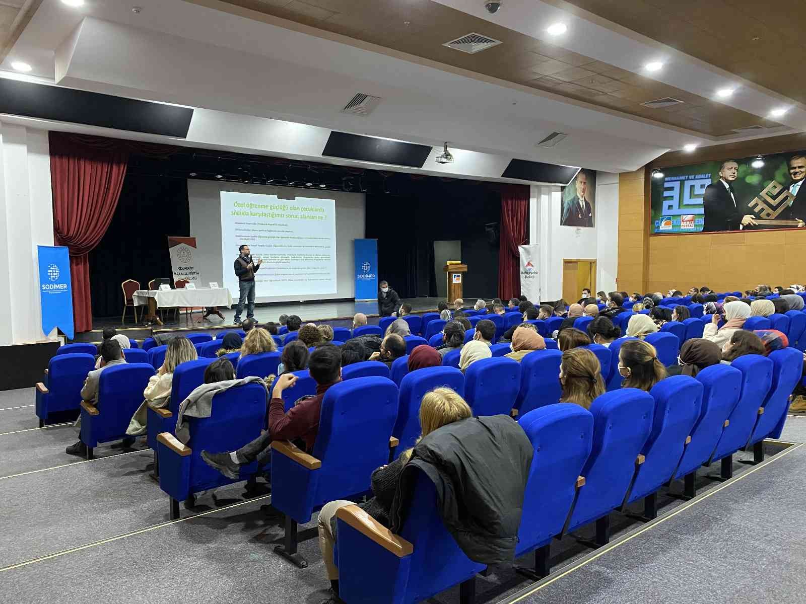 Türkiye’nin çeşitli illerinde yüz yüze ve dijital ortamlarda öğretmen eğitimlerine devam eden SODİMER, "Özel Eğitim" konulu ilk öğretmen ...