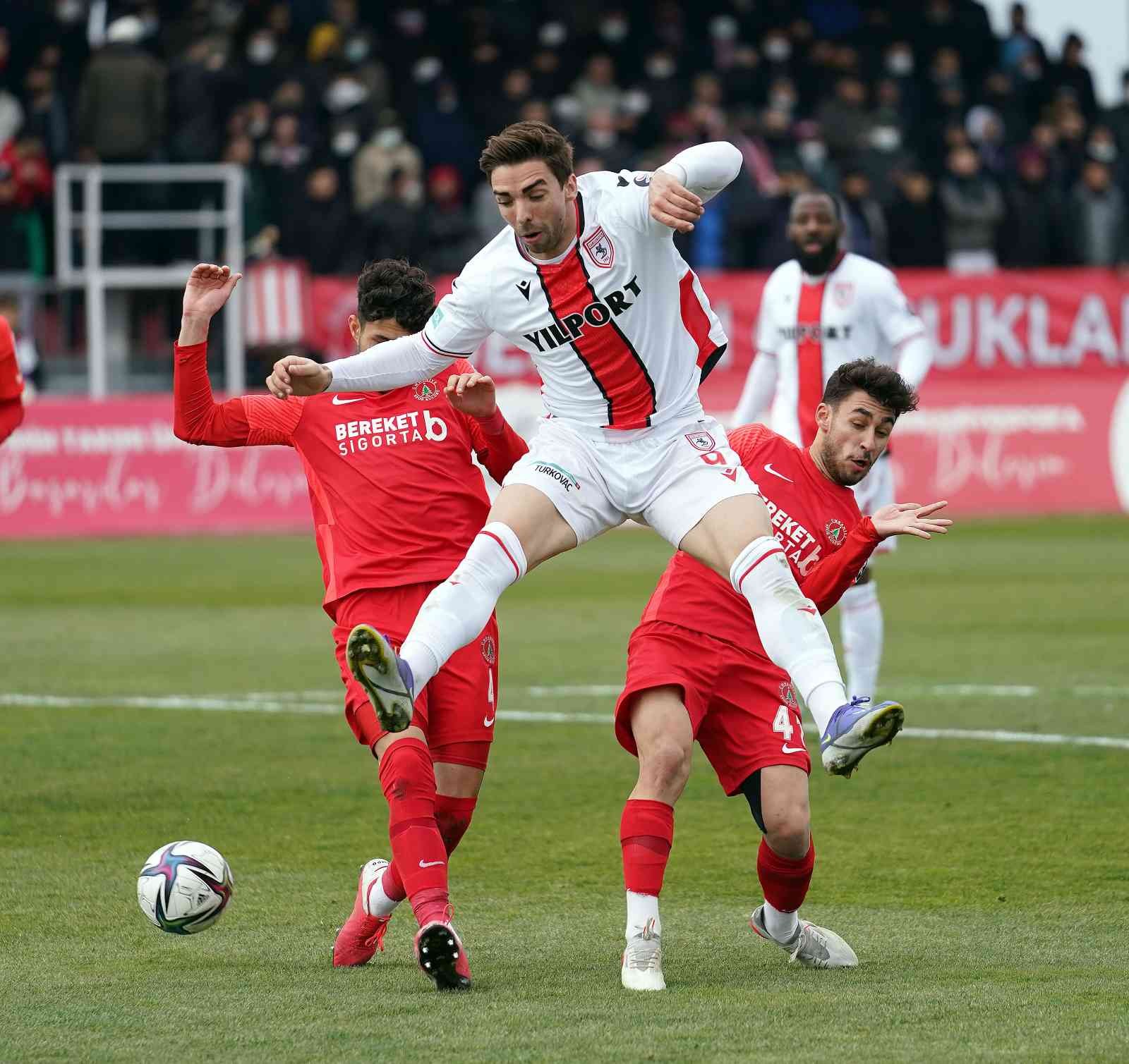 Spor Toto 1. Lig’in 27. haftasında Ümraniyespor, sahasında Samsunspor ile karşılaştı. İstanbul ekibi sahadan 3-1 galip ayrıldı. Maçtan dakikalar ...