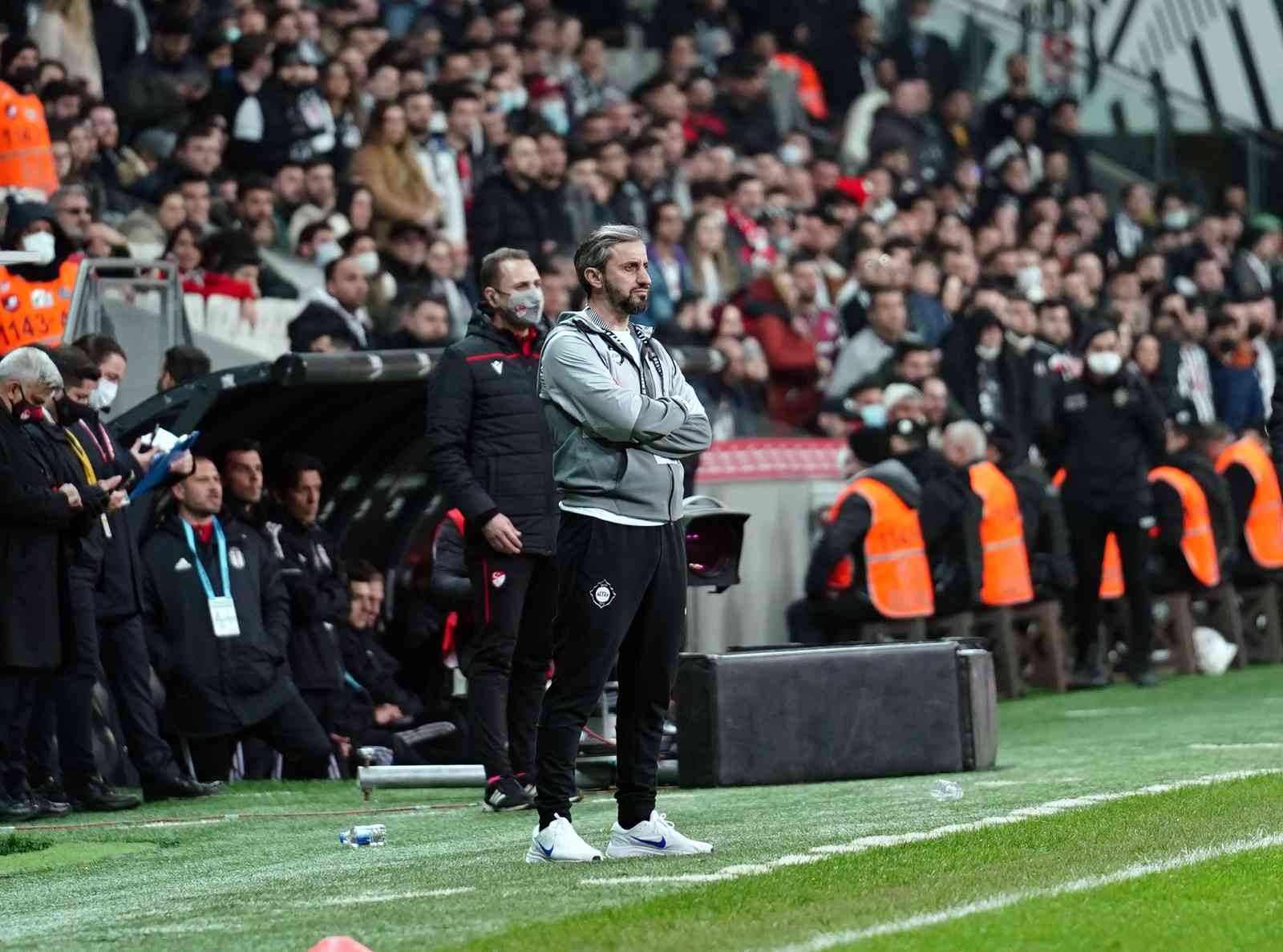 Spor Toto Süper Lig’in 26. haftasında Beşiktaş, Altay’ı ağırlıyor. Müsabakanın ilk yarısı golsüz eşitlikle sona erdi. Maçtan dakikalar (İlk yarı ...