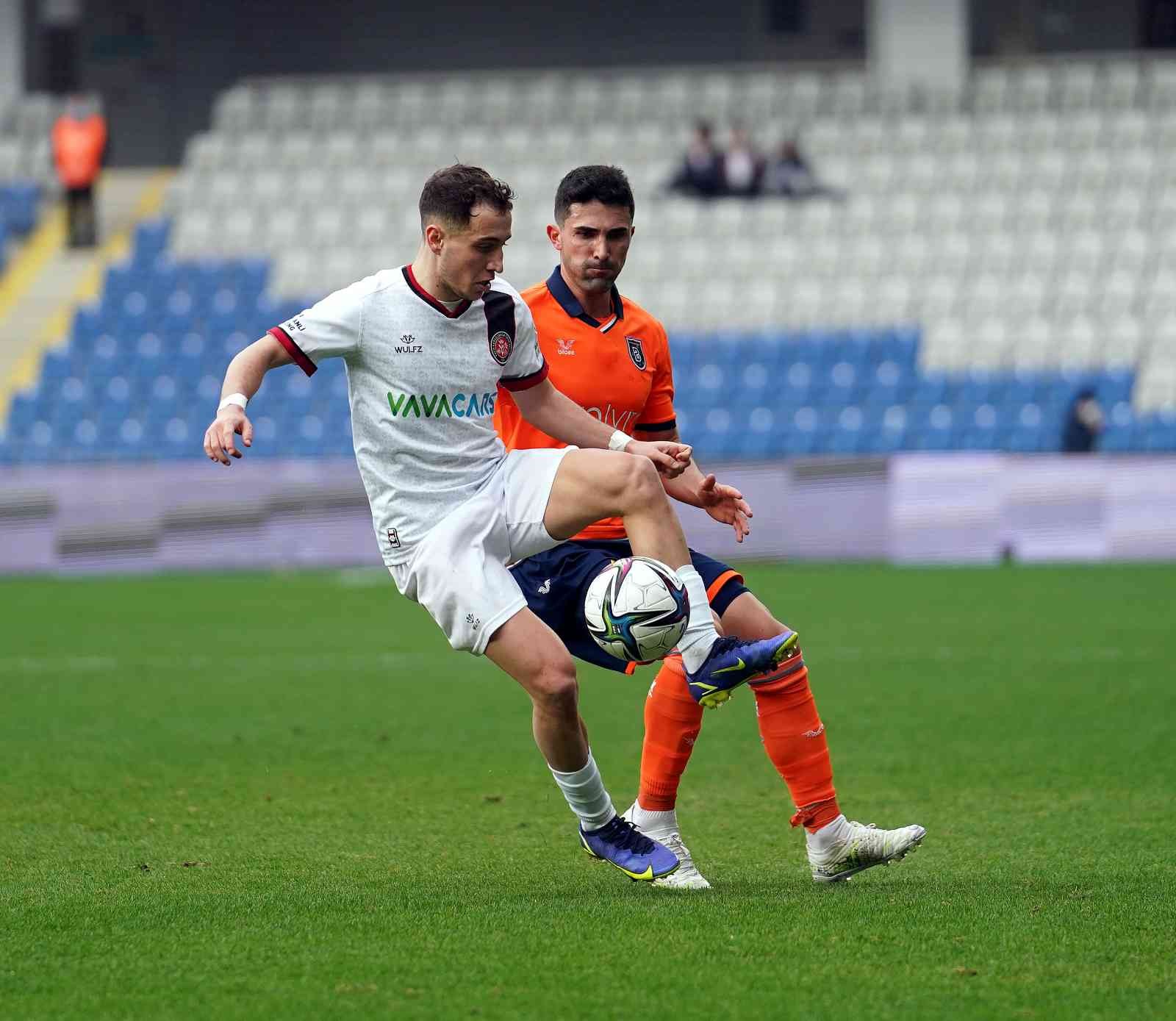 Spor Toto Süper Lig’in 27. haftasında Medipol Başakşehir, Fatih Karagümrük’ü ağırlıyor. Müsabakanın ilk yarısı konuk ekibin 2-1’lik üstünlüğüyle ...