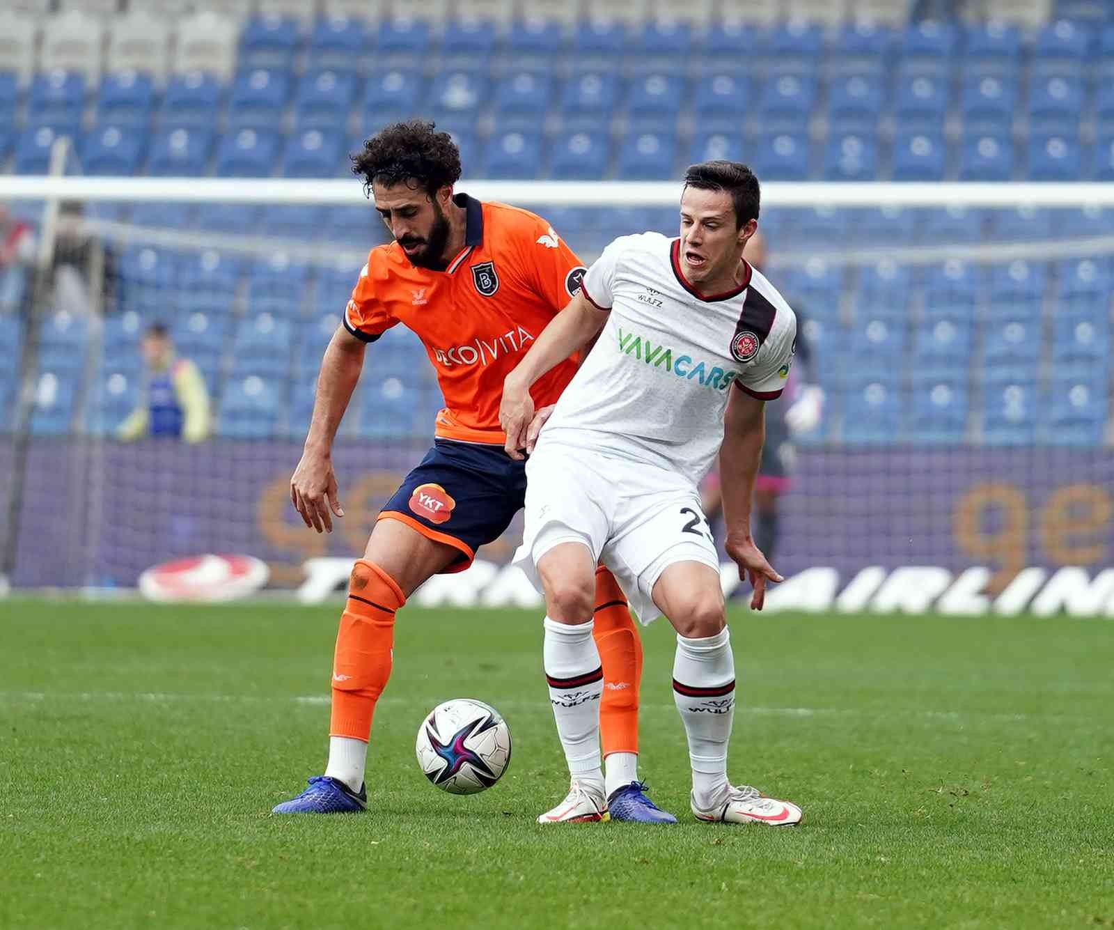 Spor Toto Süper Lig’in 27. haftasında Medipol Başakşehir, Fatih Karagümrük’ü ağırlıyor. Müsabakanın ilk yarısı konuk ekibin 2-1’lik üstünlüğüyle ...