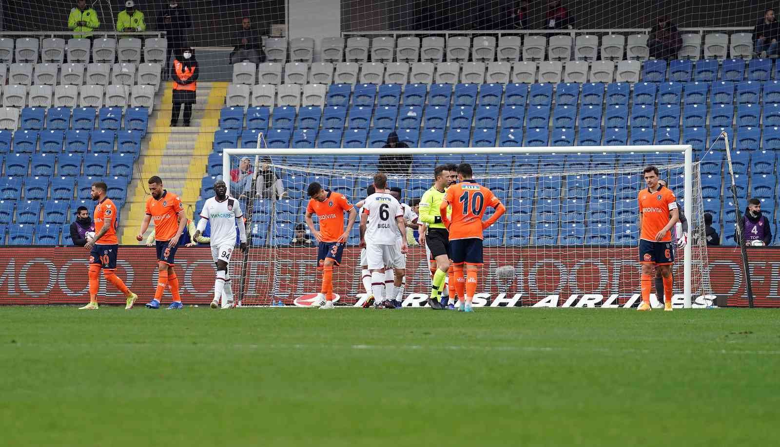 Spor Toto Süper Lig’in 27. haftasında Medipol Başakşehir, Fatih Karagümrük’ü ağırlıyor. Müsabakanın ilk yarısı konuk ekibin 2-1’lik üstünlüğüyle ...