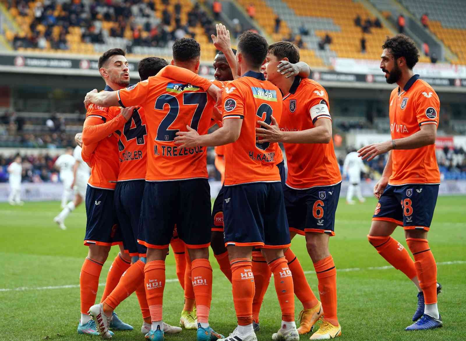 Spor Toto Süper Lig’in 27. haftasında Medipol Başakşehir, Fatih Karagümrük’ü ağırlıyor. Müsabakanın ilk yarısı konuk ekibin 2-1’lik üstünlüğüyle ...