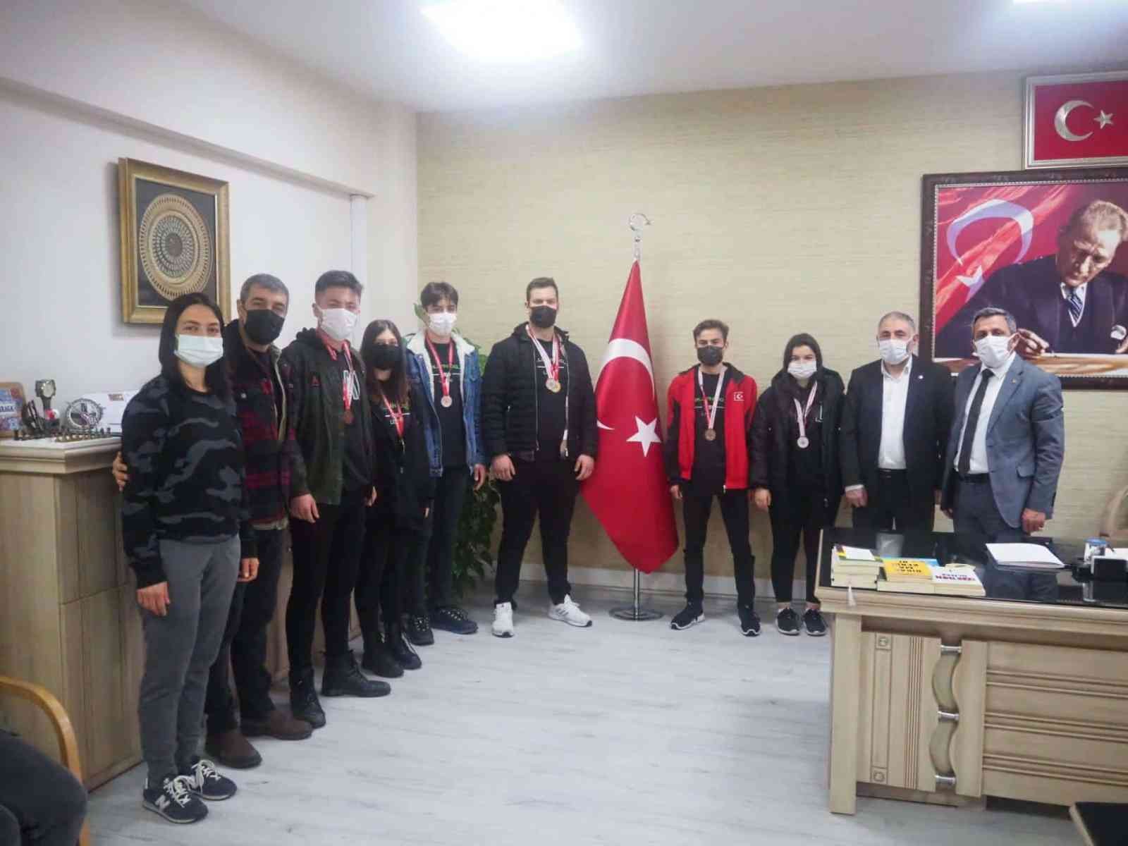 Çeşitli spor müsabakalarında Tekirdağ il genelinde ve il temsilcisi olarak katıldıkları bölge şampiyonalarında derece elde eden Çorlu Lisesi ...